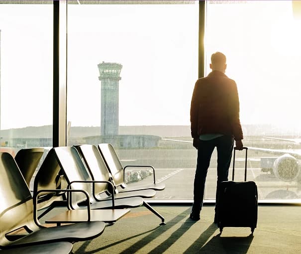 Profissional no aeroporto se preparando para novas oportunidades globais